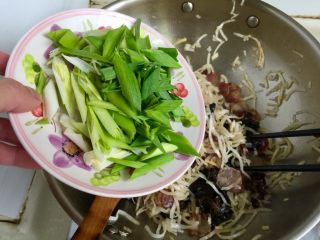 17、一人食，饱腹“菜”➕蒜苗木耳香肠炒饼丝,加入蒜苗，翻炒均匀