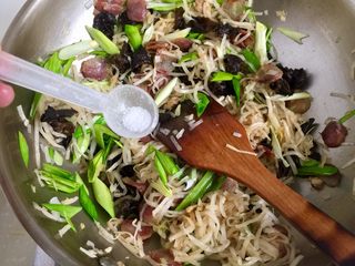 18、一人食，饱腹“菜”➕蒜苗木耳香肠炒饼丝,尝下咸淡，根据个人口味添加少许盐，翻炒均匀即可