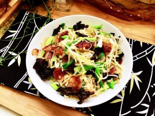 20、一人食，饱腹“菜”➕蒜苗木耳香肠炒饼丝,成品