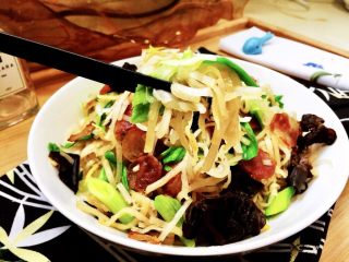 22、一人食，饱腹“菜”➕蒜苗木耳香肠炒饼丝,香肠煎香，饼丝富嚼劲，搭配木耳蒜苗，有荤有素，营养又美味，喜欢的宝宝们，也快来试试吧????
