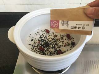 1、补血益气粥加蒸饺,杂粮米放入砂锅内；