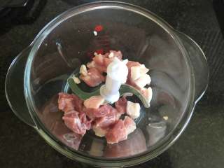 3、补血益气粥加蒸饺,五花肉洗净切小块，放入料理机里；