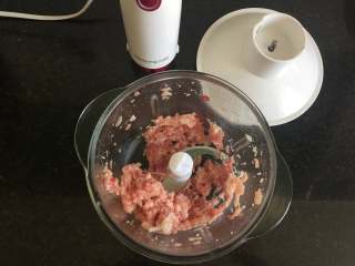 5、补血益气粥加蒸饺,绞成如图所示；