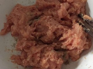 7、补血益气粥加蒸饺,加入适量盐、生抽、料酒、淀粉搅拌均匀腌制半小时；