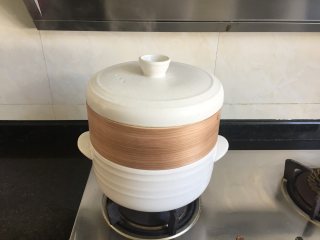 11、补血益气粥加蒸饺,盖上盖子，大火烧开上汽后转小火煮40分钟左右关火，粥里加入白糖拌匀即可；