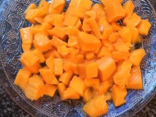 9、干了这杯蔓越莓芒果西米露吧～,然后准备芒果，切小块