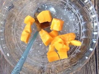 11、干了这杯蔓越莓芒果西米露吧～,放入芒果