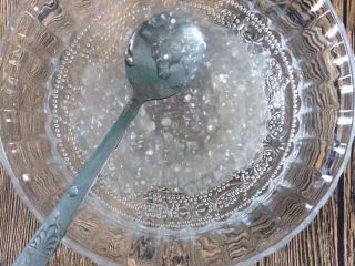 10、干了这杯蔓越莓芒果西米露吧～,用漏网捞出西米露