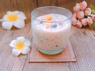 12、干了这杯蔓越莓芒果西米露吧～,再倒入牛奶，撒上蔓越莓即可开吃