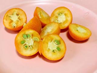 1、止咳金金桔酱,将金桔横切成两半。