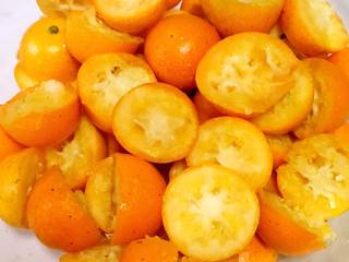 3、止咳金金桔酱,要仔细剔除干净哦。