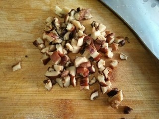 6、西湖牛肉羹,将泡发的香菇切小丁。