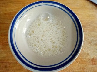 9、西湖牛肉羹,将蛋清打散备用。