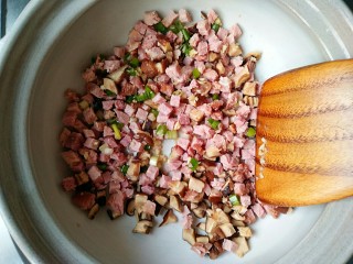 11、西湖牛肉羹,加入香菇丁和牛肉丁煸炒。