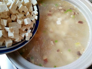 14、西湖牛肉羹,浓汤宝煮化后加入豆腐丁，大火煮2分钟。