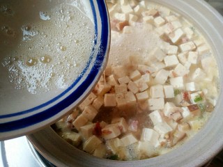 15、西湖牛肉羹,再倒入打散的蛋清。