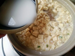 16、西湖牛肉羹,加入调好的碗芡。