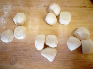 9、中式点心+花糕,均匀分成小剂子，我的大概30克左右一个