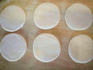 11、中式点心+花糕,压扁，用擀面杖擀成圆片，不要太薄