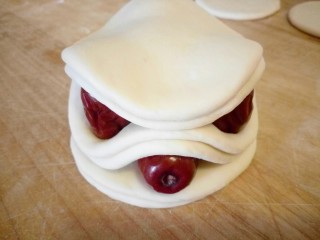 16、中式点心+花糕,来个侧面照，都做好后，锅里注水开火，锅开后，二次醒发也差不多了，上火蒸25分钟，焖5分钟出锅（我的有点大，多蒸了5分钟）