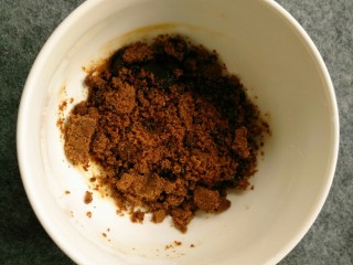 2、糖油粑粑,红糖适量