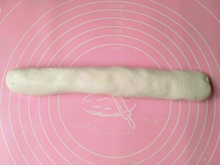 5、糖油粑粑,放入硅胶垫上或案板上搓成长条。