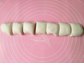 6、糖油粑粑,用刀切成大小均匀的小剂子。