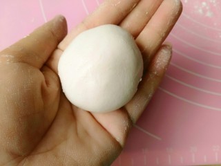 7、糖油粑粑,取一个小剂子放入手心,搓成圆球。