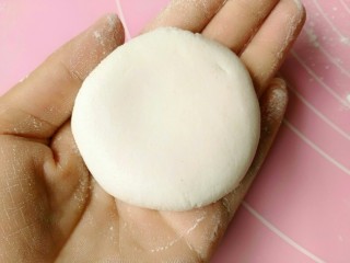 8、糖油粑粑,轻轻压扁成饼状。