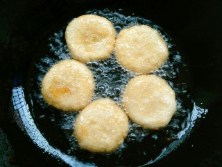 11、糖油粑粑,一面炸好后翻至另一面。