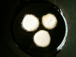 10、糖油粑粑,油烧至七成热时,下粑粑炸至金黄。