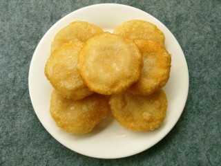 12、糖油粑粑,全部炸好后捞出控油。