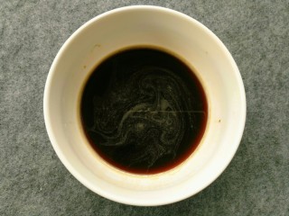 13、糖油粑粑,红糖加适量温水化开搅拌均匀。