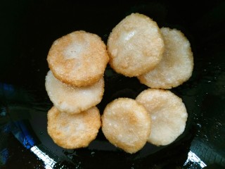 14、糖油粑粑,把锅里剩余的油全部倒出,开小火,倒入炸好的粑粑,油不要扔了,还可以炒菜,很干净。