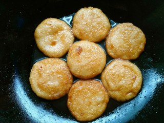 15、糖油粑粑,倒入红糖水用筷子快速轻轻翻面,使每个粑粑都裏满红糖水即可。