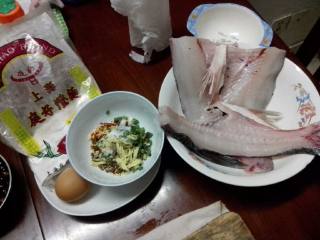 1、家庭自制酸菜鱼,将生姜丝，小葱花，干辣椒丝，花椒，盐一匙半，鸡精一匙，黑胡椒粉些许放在小碗里备好。