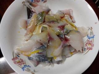 2、家庭自制酸菜鱼,将鱼尾用一手轻压住，另一只手拿着刀，葱郁的尾部，斜刀贴着鱼的脊梁骨，将鱼头和鱼骨分成三片，如上一图那样。鱼骨剁成块，唉，大块鱼片。鱼肉向上，鱼皮贴地砧板摆放。按住鱼尾。另一只手拿刀顺着手压的方向斜切，将鱼肉片成片，鱼片大概0.5厘米厚。片好后加入一匙料酒， 醋 ，生抽，加些许香油伴拌匀。