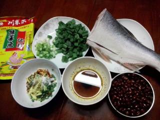 4、家庭自制酸菜鱼,趁着腌鱼时间，准备一个不锈钢小碗，放入一大勺辣椒粉，热锅放油烧至七成热，将热油倒入不锈钢小碗内，赶紧搅拌，用漏勺将辣椒粉过滤掉，自制辣椒油就好了。还是热锅倒油烧至八成热，倒入花生米炸1分钟关火，连油倒入小碗里冷却。