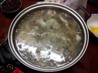 6、家庭自制酸菜鱼,准备另一个锅倒入大量热水烧开，把腌制好的鱼散开倒入水中，煮一会，再放入一匙半的盐用勺子慢慢搅开，用勺子把沫沫撇掉。