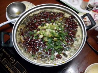 8、家庭自制酸菜鱼,最后把大葱的葱白用热油煸香一起倒入锅的中间即可。绝对的美味啊！吃了忘不了啊！