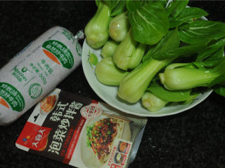 1、牛肉丸烫上海青,所有的食材准备好