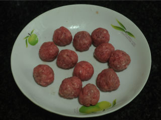 6、牛肉丸烫上海青,不用搅散，直接用手捏成丸子，非常方便