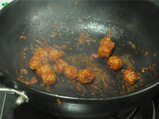 10、牛肉丸烫上海青,轻轻翻炒，至丸子均匀裹上酱汁，关火备用