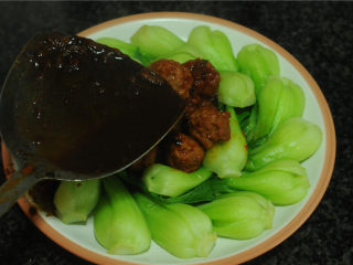 12、牛肉丸烫上海青,汆烫好的上海青摆入盘子里