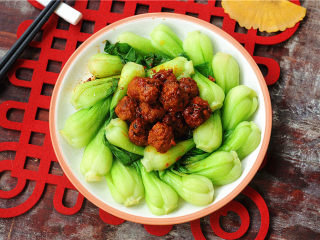 13、牛肉丸烫上海青,剩余的汁淋在上面即可