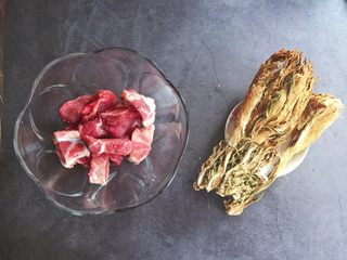 1、霸王花煲猪骨汤,准备食材。