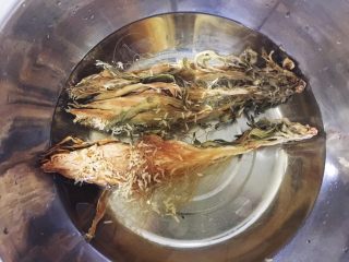 2、霸王花煲猪骨汤,泡发霸王花。