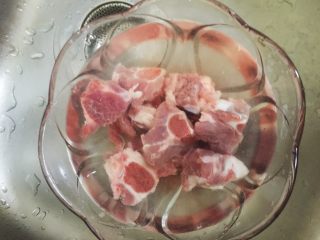 3、霸王花煲猪骨汤,排骨浸泡半小时去血水。