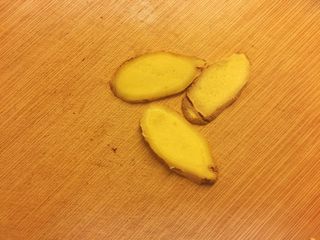 4、霸王花煲猪骨汤,姜切片。