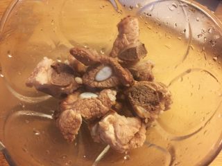 6、霸王花煲猪骨汤,用清水洗净沥干水分。